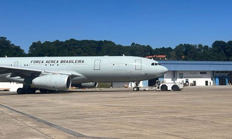 CHUVAS NO RS - Aeronave KC-30 decola da Base Aérea de São com destino à Base Aérea de Canoas (BACO), carregando 34 toneladas, com fardos de água, cestas básicas, colchões, cobertores e medicamentos, doados pela população, por meio da campanha