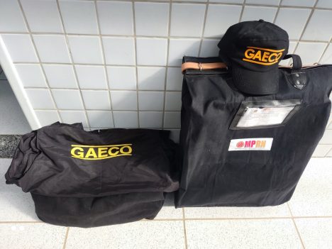 imagem de malotes pretos com material recolhido durante a operação e a identificação do GAECO.