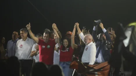 Natália Bonavides e Milklei Leite com o presidente Lula / Foto: José Aldenir - Agora RN