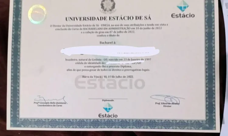 Brasília (DF), 11/06/2025 - Diploma apreendido pela Polícia Federal que deflagrou a Operação Código 451, com o objetivo de desarticular uma organização criminosa especializada na falsificação e comercialização de diplomas de ensino superior. Esses documentos estariam sendo utilizados para a obtenção de registros em conselhos profissionais e para o exercício ilegal de atividades privativas de profissões regulamentadas. Foto: PF/Divulgação