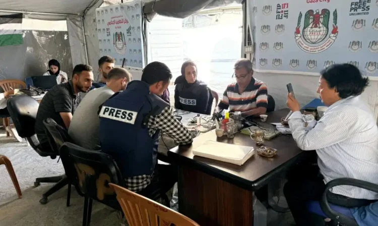 Gaza, 25/09/2025 - Reunião com jornalistas em tenda improvisada para repórteres na Cidade de Gaza. Foto: Sindicato dos Jornalistas da Palestina/Divulgação