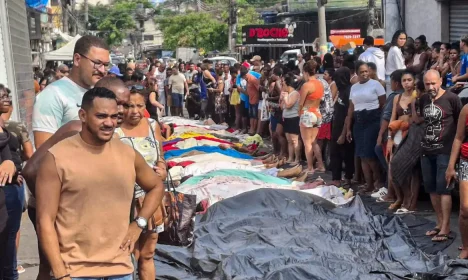Rio de Janeiro (RJ), 29/10/2025 - Dezenas de corpos são trazidos por moradores para a Praça São Lucas, na Penha, zona norte do Rio de Janeiro, após ação policial da Operação Contenção. Foto: Eusébio Gomes/TV Brasil