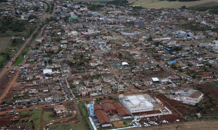 Paraná 08/11/2025 - Ciclone extratropical causa destruição no Paraná; 60 mil casas estão sem energia. Foto: Jonathan Campos/AEN