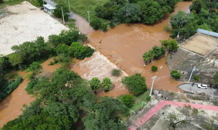 Porteirinha (MG), 01/03/2026 - A Prefeitura de Porteirinha decretou Situação de Emergência no município neste domingo, 1º de março de 2026, em razão das fortes chuvas registradas nas últimas horas e do risco de rompimento da Barragem das Lajes, localizada na zona rural, a aproximadamente 24 quilômetros da sede da cidade. Foto: Prefeitura de Porteirinha/Divulgação