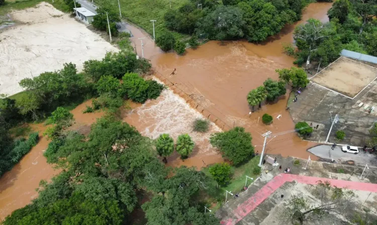 Porteirinha (MG), 01/03/2026 - A Prefeitura de Porteirinha decretou Situação de Emergência no município neste domingo, 1º de março de 2026, em razão das fortes chuvas registradas nas últimas horas e do risco de rompimento da Barragem das Lajes, localizada na zona rural, a aproximadamente 24 quilômetros da sede da cidade. Foto: Prefeitura de Porteirinha/Divulgação
