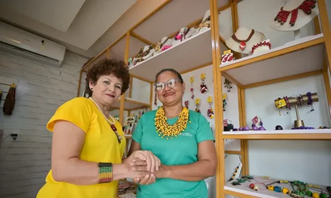 Paraupebas - Pará19/04/2026 - A tesoureira da Associação Preciosidades da Amazônia, Sandra Brasil, (verde) e
a secretária da Associação Preciosidades da Amazônia, Luciene Padilha (amarelo). Foto: Washington Alves/ Ligth Press
