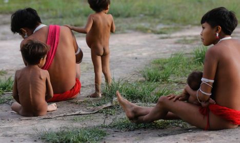 Surucucu (RR), 09/02/2023 - Mulheres e crianças yanomami em Surucucu, na Terra Indígena Yanomami.  Foto: Fernando Frazão/Agência Brasil